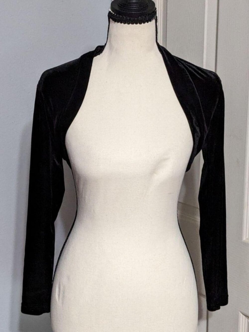 Vintage Y2K Pinky Black Velvet Long Sleeve Shrug Bolero Size 10 / XXS / XS